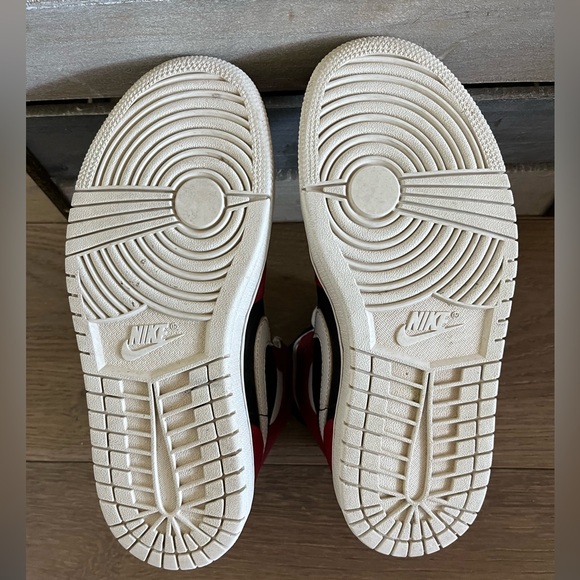 Women’s Jordan 1 mid gym red size 6.5 with original box - Picture 2 of 4